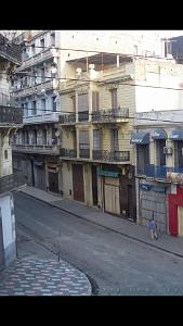 ORAN Rue de Paris vers la place du Colonel Bendaoud ( Derb -quartier juif-)